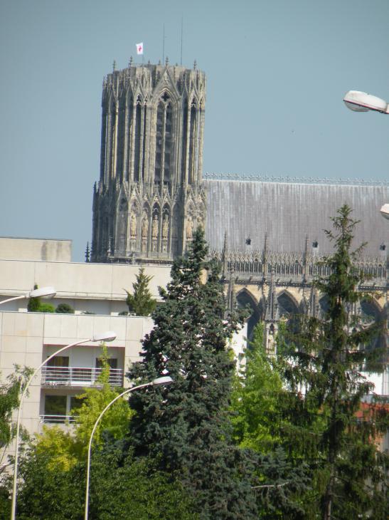  la cathédrale, vue depuis le quartier de la basilique